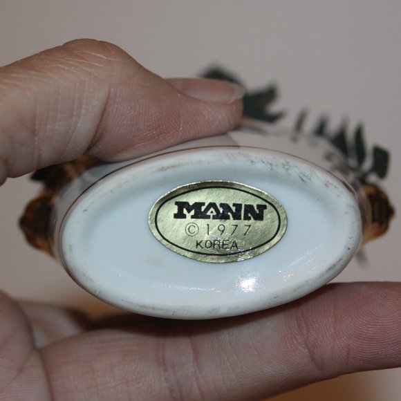 Vintage 1970’s Detailed Metal Flower In Porcelain Vase MANN KOREA - Picture 3 of 3